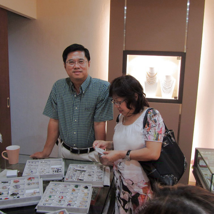 53eb0cfad056242e6a4c8a56_customers3.jpg
