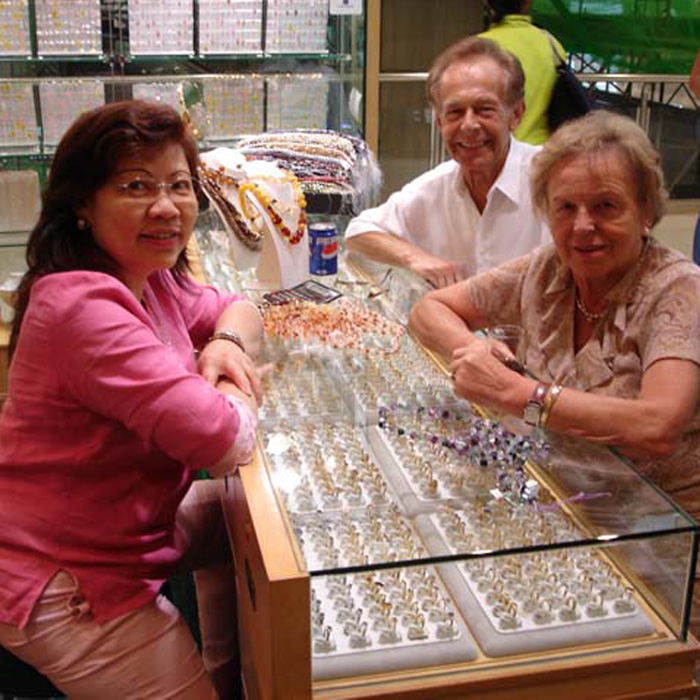 53eb1025a6f42a2f6a366940_customers33.jpg