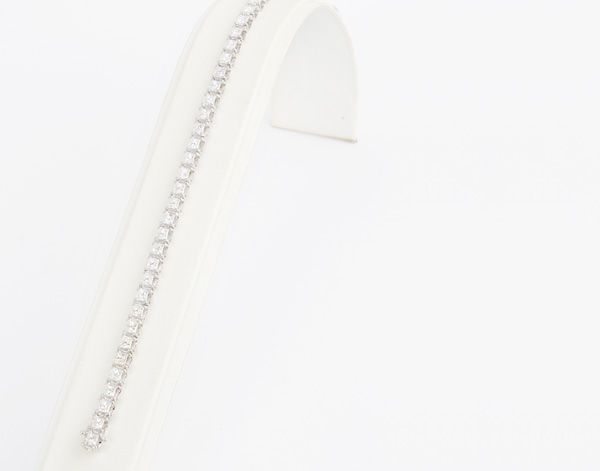 53913117e037a1001abecafb_homepage_bracelet.JPG